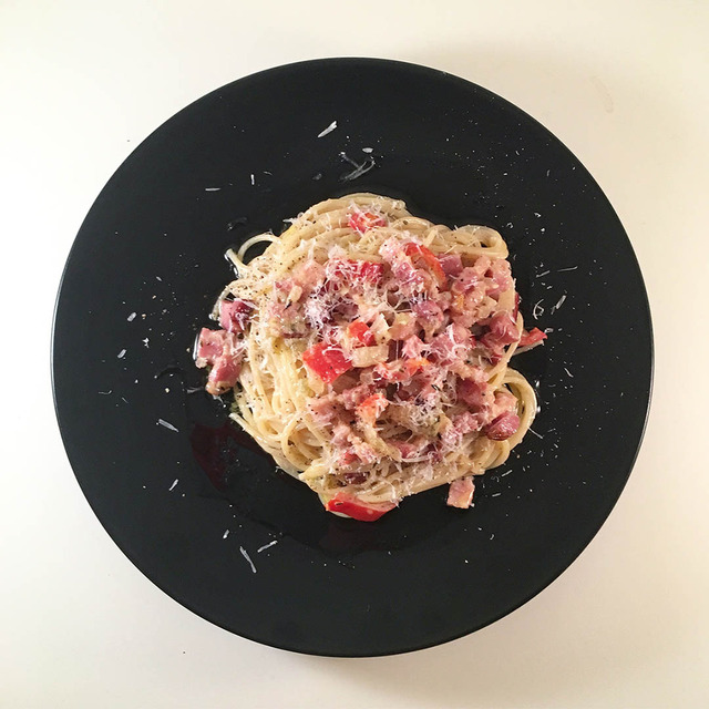 Pasta med sidfläsk, lök, paprika, grädde, citron, dijon och parmesan