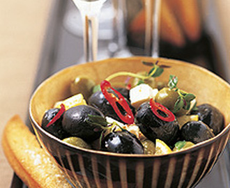 Citronmarinerade oliver med vitlöksstickor