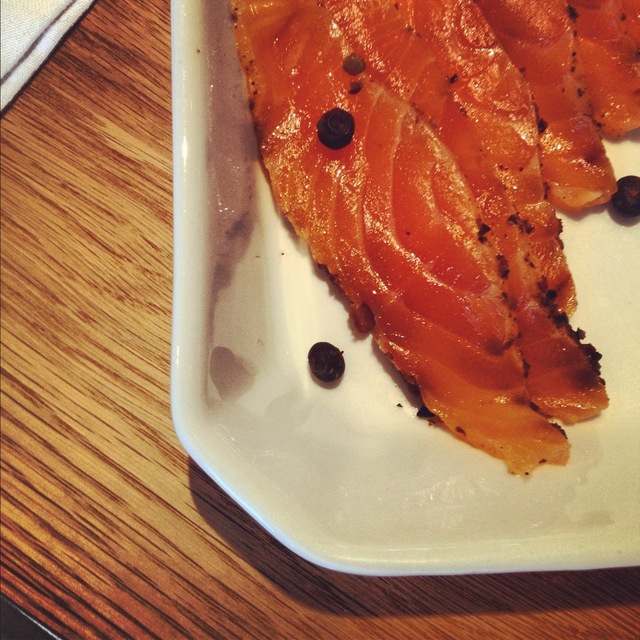 Gravad lax smaksatt med enbär och gin