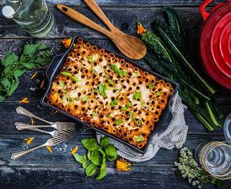 Pastagratäng med fetaost, soltorkade tomater, champinjoner och svartkål