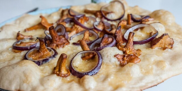 Pizza bianca med Västerbottensost och smörstekta kantareller