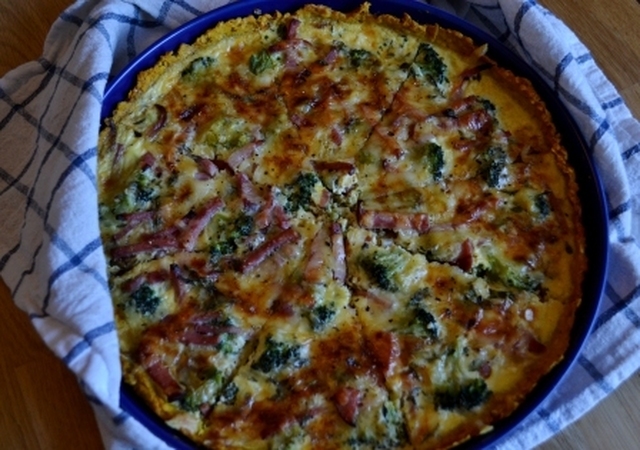 Ost- och skinkpaj med broccoli och karamelliserad lök i glutenfritt pajskal med röda linser