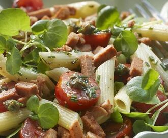 Pastasallad med soja bacon, stekt kapris och honung-senapsdressing