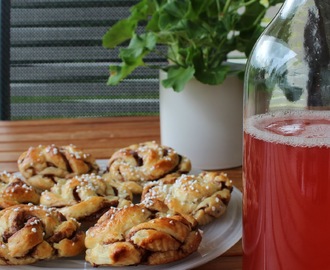 Rabarbersaft och bullar!