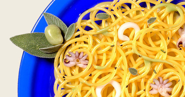 Spaghetti med små bläckfiskar, salvia och rosmarin på en bädd av bönpuré