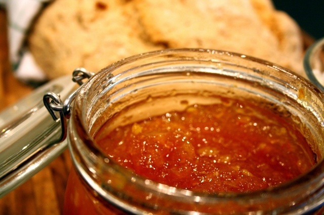 Mustbröd, blodapelsinmarmelad & färskost med honung