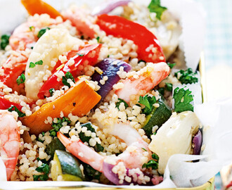 Rostade grönsaker med couscous, räkor och harissa