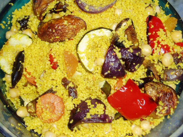 Couscous med torkad frukt och rostade grönsaker