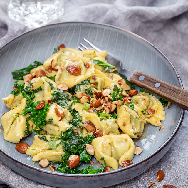 Krämig tortellini med grönkål och rostade mandlar