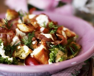 Laxsallad med bacon, krutonger och parmesandressing