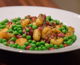 Stekt gnocchi med bacon och kryddpeppar