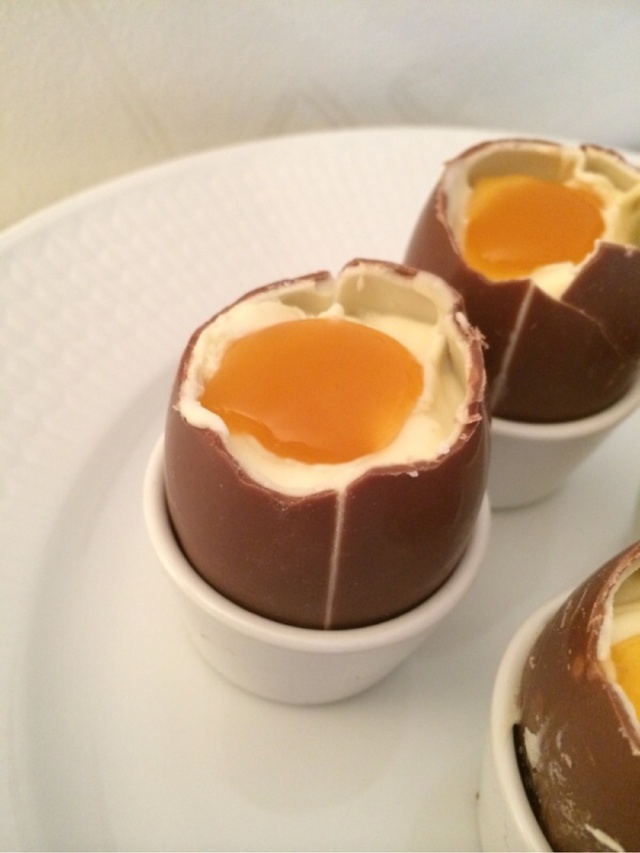 Fyllda kinderägg med vit chokladmousse