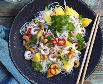 Nudelsallad med räkor och mango