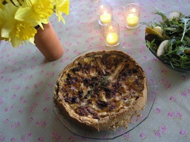 Getostpaj med sallad på skott och päron