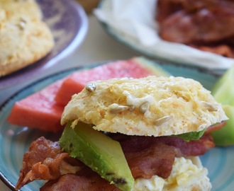 Snabba frukostfrallor med morötter och västerbottensost