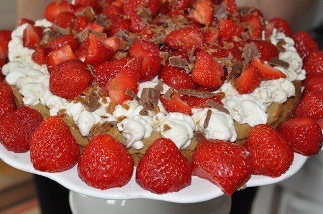 Bästa tårtorna med jordgubbar till midsommar och hela sommaren