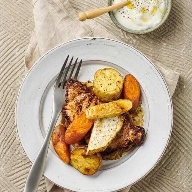 Fläskkarré med vitlöksyoghurt och rostade rotfrukter