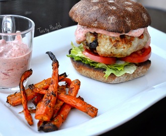 Kycklingburgare med grillad paprika & fetaostdressing och rostade morotsstavar