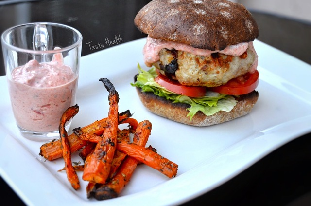 Kycklingburgare med grillad paprika & fetaostdressing och rostade morotsstavar