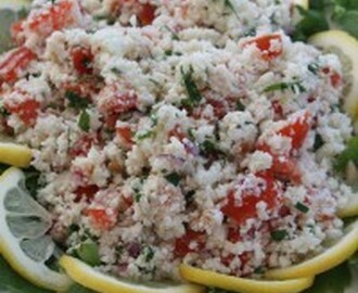 Kycklingfilé med tomatsås och blomkålstabouleh