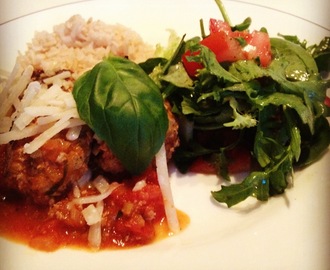 Frikadeller i Tomatsås med Råris