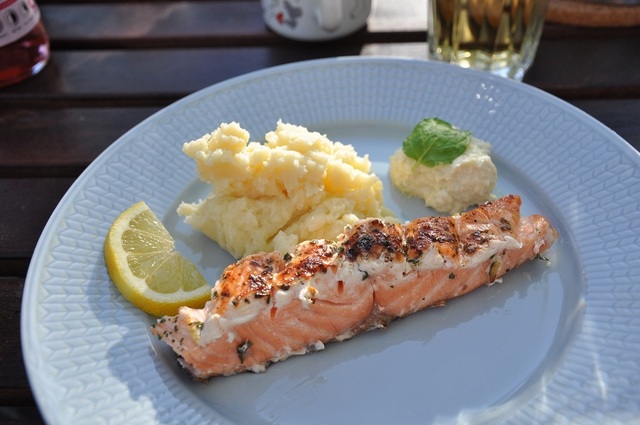 Grillad lax med smak av citron och örter med kronärtskockskräm