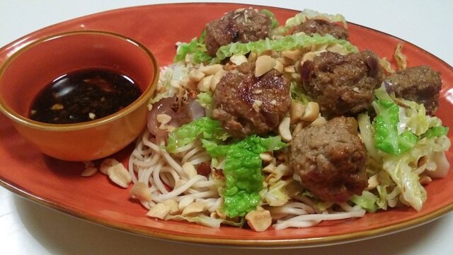 Vietnamesiska köttbullar med sojadipsås, nudlar, stekt savoykål och jordnötter.