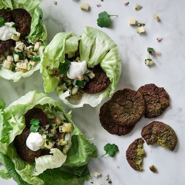 Green broccoli patties med äppelsalsa i salladswrap