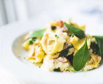 Gratinerad tortellinigratäng med rökt lax och ostsås