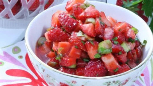 Sommarsås med jordgubbar