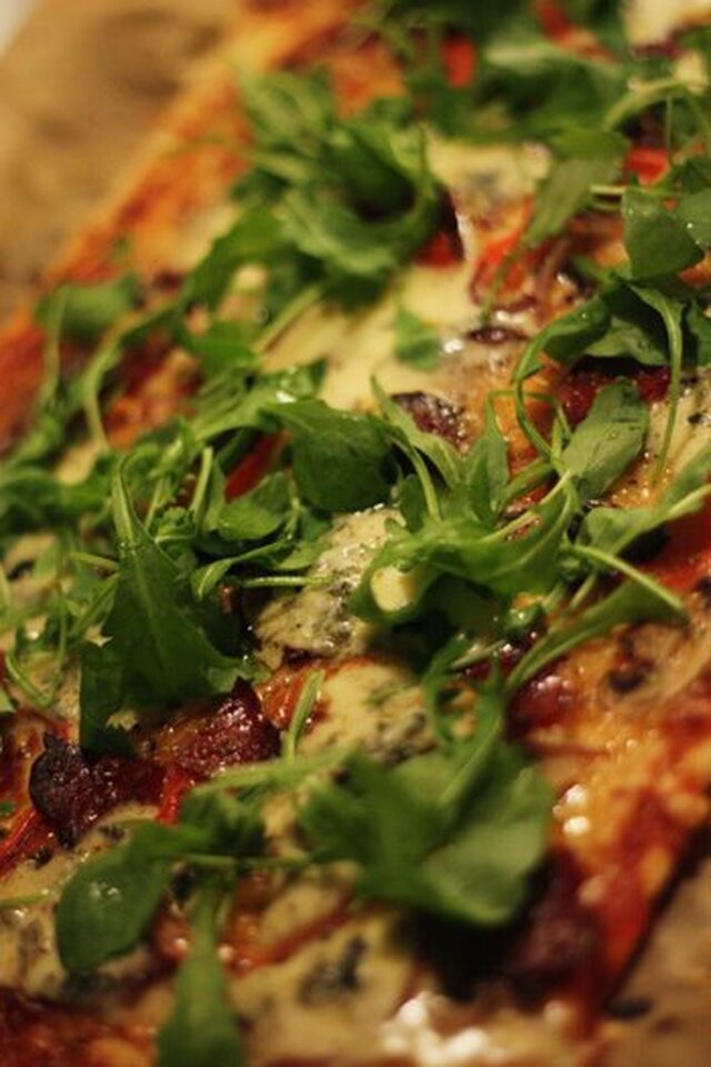 Dinkelpizza med gorgonzola och salami