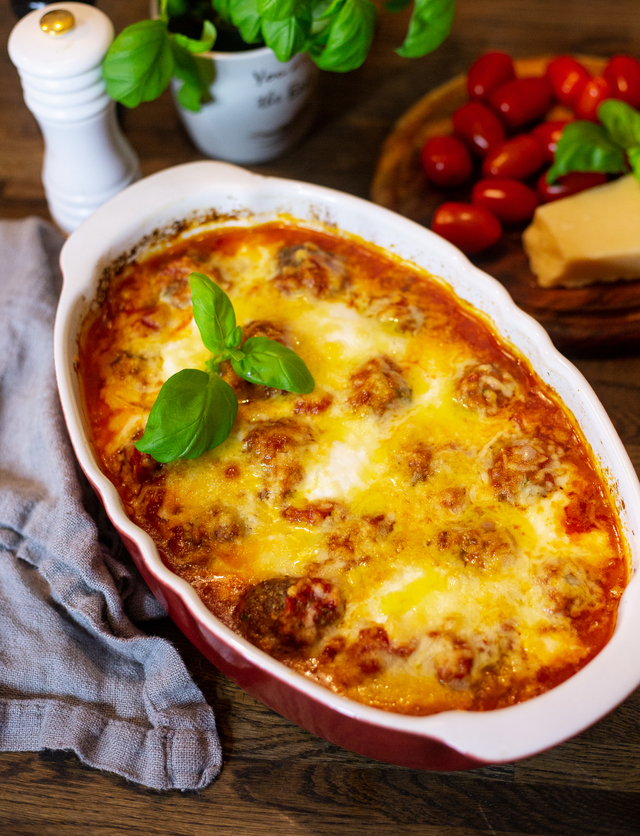 Italienska köttbullar bakade i ugn med tomatsås och ost