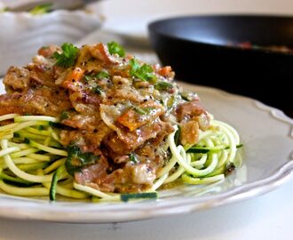 Zucchinipasta med baconsås