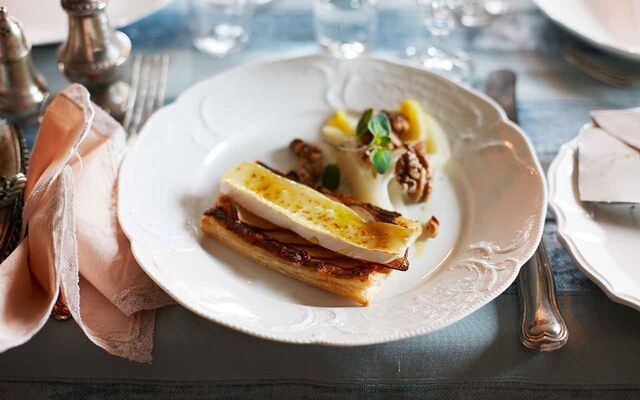 Päronflarn med brie och rostade valnötter