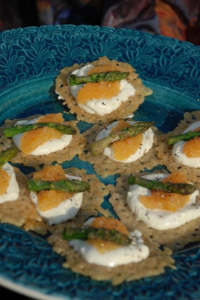 Parmesanflarn med citroncreme, löjrom och sparris