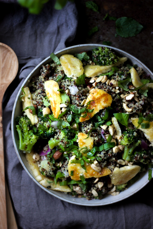 Quinoa- och broccolisallad med halloumi