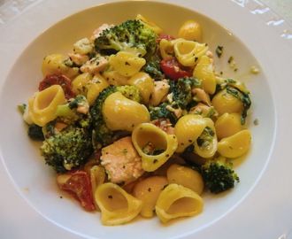 Vardaglig pasta med lax, torsk, spenat, broccoli och ugnsbakade körsbärstomater