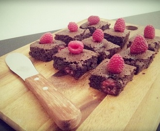 Brownies med hallon och muscovadosocker