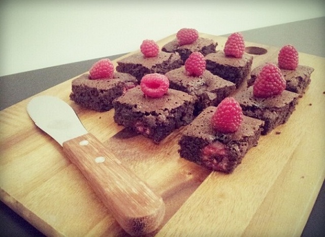 Brownies med hallon och muscovadosocker