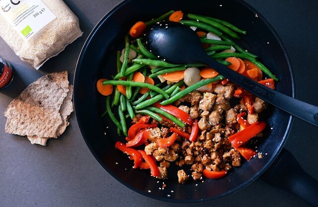Vegetarisk wok med sesamfrön