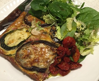 Glutenfri LCHF-gratäng à la Medelhavet - med aubergine, zucchini, salsiccia och fetaost