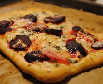Pizza med rödbetor och mögelost
