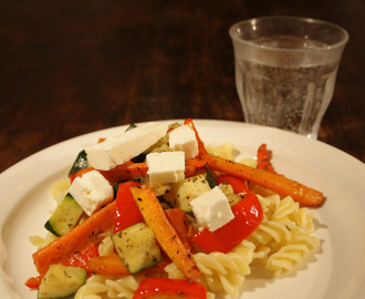 Pasta med ugnsstekta grönsaker och feta