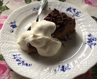 Chokladig glutenfri kaka med karamelltopping