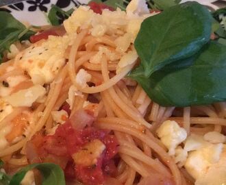 Spaghetti med tomatsås och mozzarella