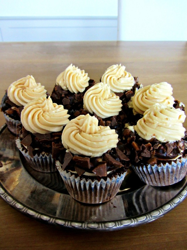 Chokladcupcakes med kolafrosting och toffee bitar