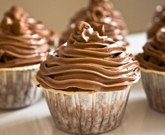 Choklad- & hasselnötsmuffins med Nutellafrosting