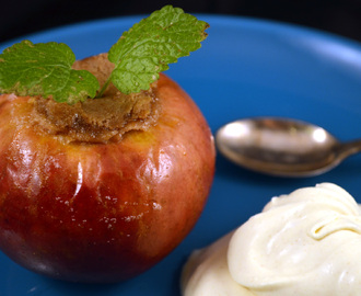 Varmt äpple med kanelmandelmassa och ingefära-créme fraiche