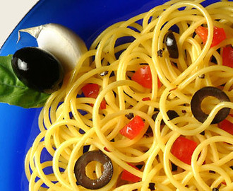 Spaghettini med färsk tomat, oliver och vitlök