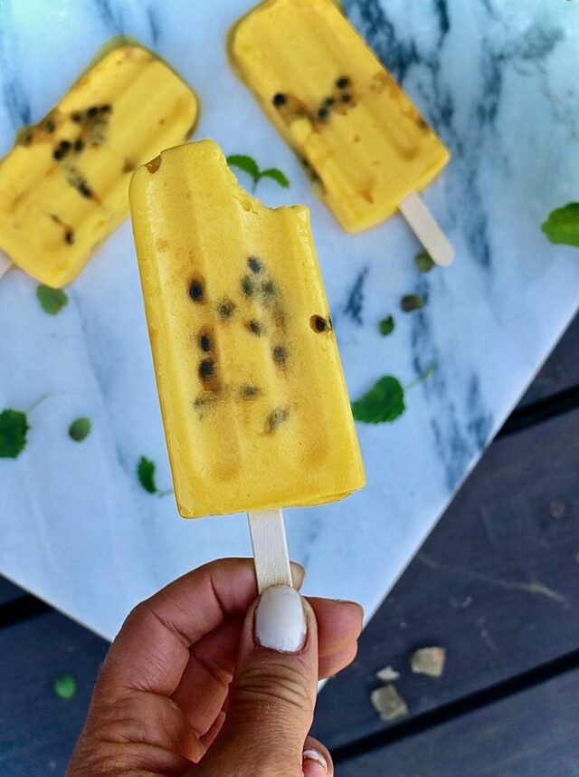 Isglass med mango och passionsfrukt
